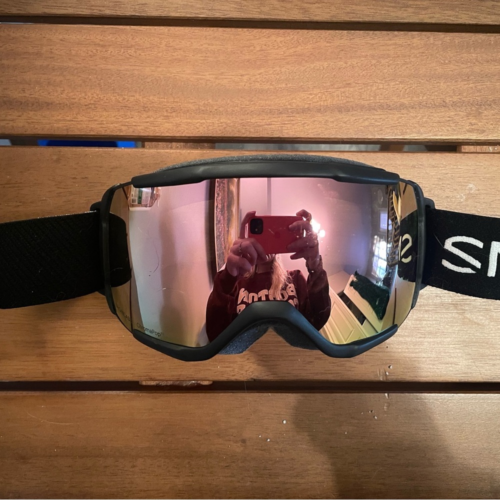 Smith Showcase Black Ski Goggles with Chroma Pop rose gold lenses